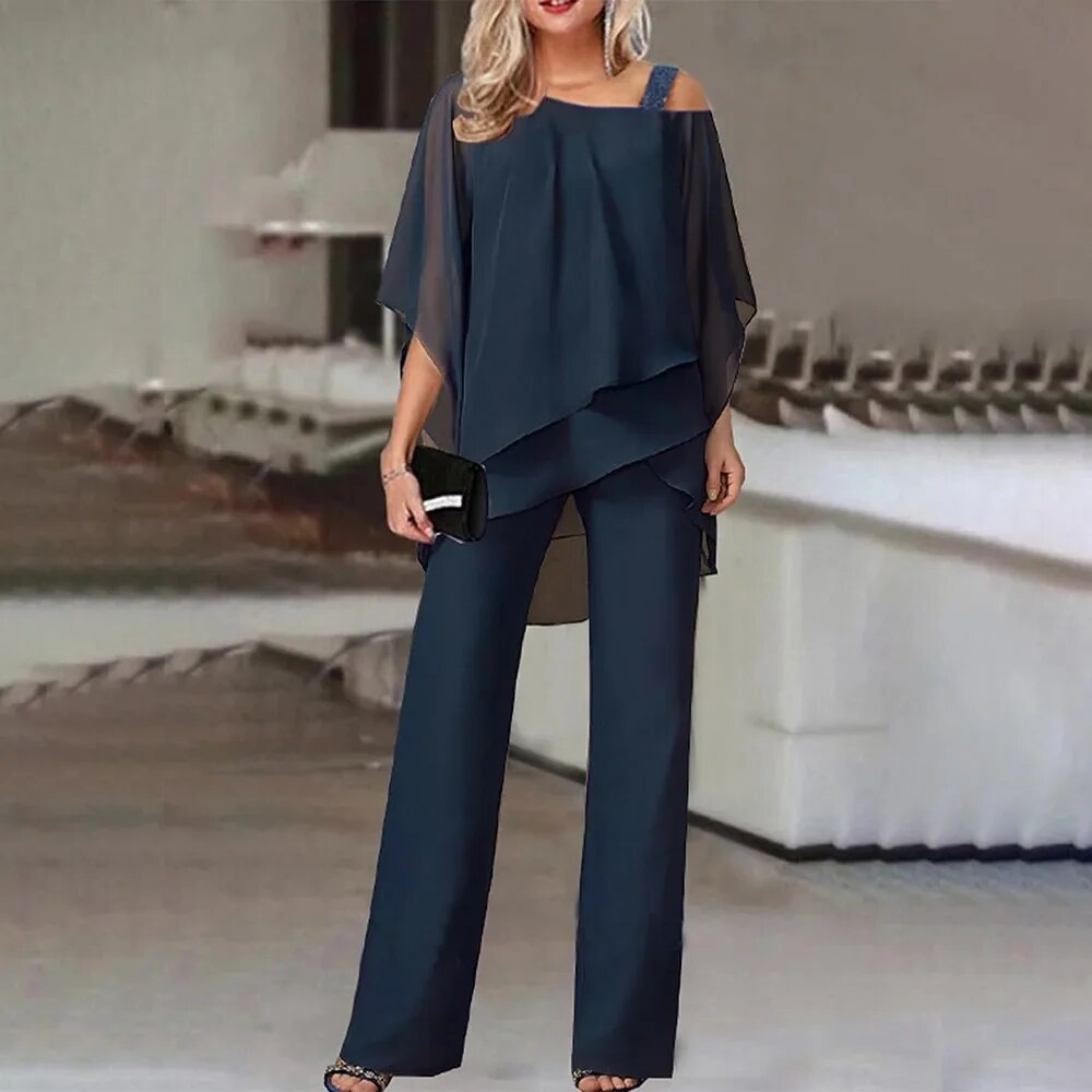 Comfortabele casual tweedelige dames zomeroutfit; een luchtige top en bijpassende shorts voor de zomer.