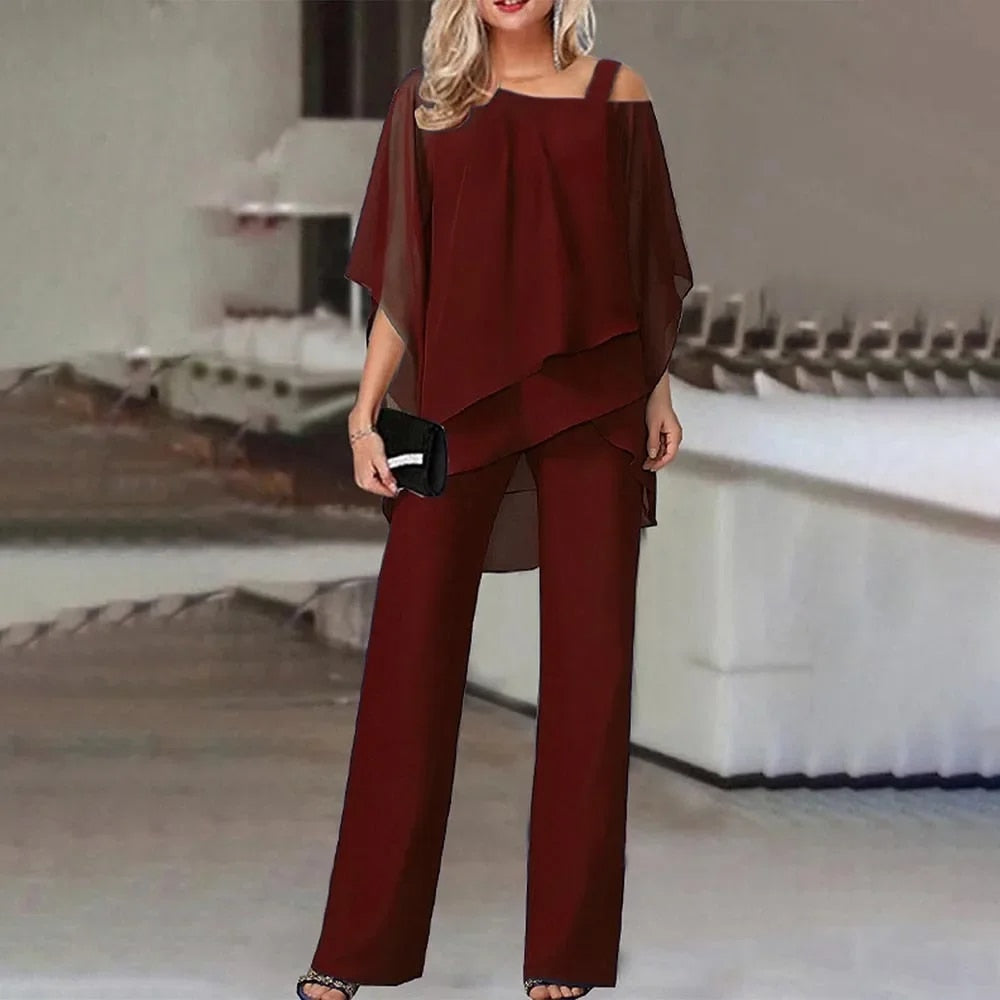 Stijlvolle dameskleding tweedelige zomeroutfit bestaande uit een chique top en comfortabele korte broek.