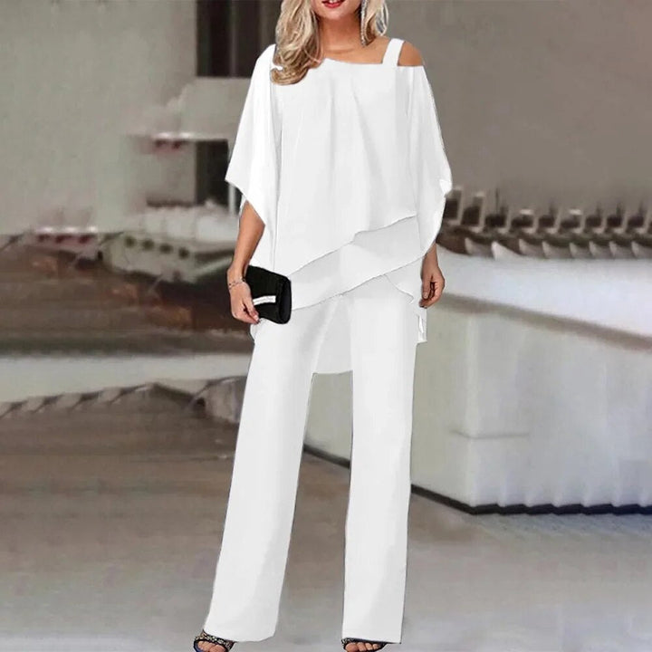 Frisse tweedelige dames zomeroutfit met comfortabele shorts en een elegante top voor een relaxte zomerdag.