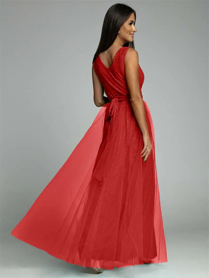 Chique V-hals damesjurk, mouwloos. Geschikt als cocktailjurk of elegante avondkleding.