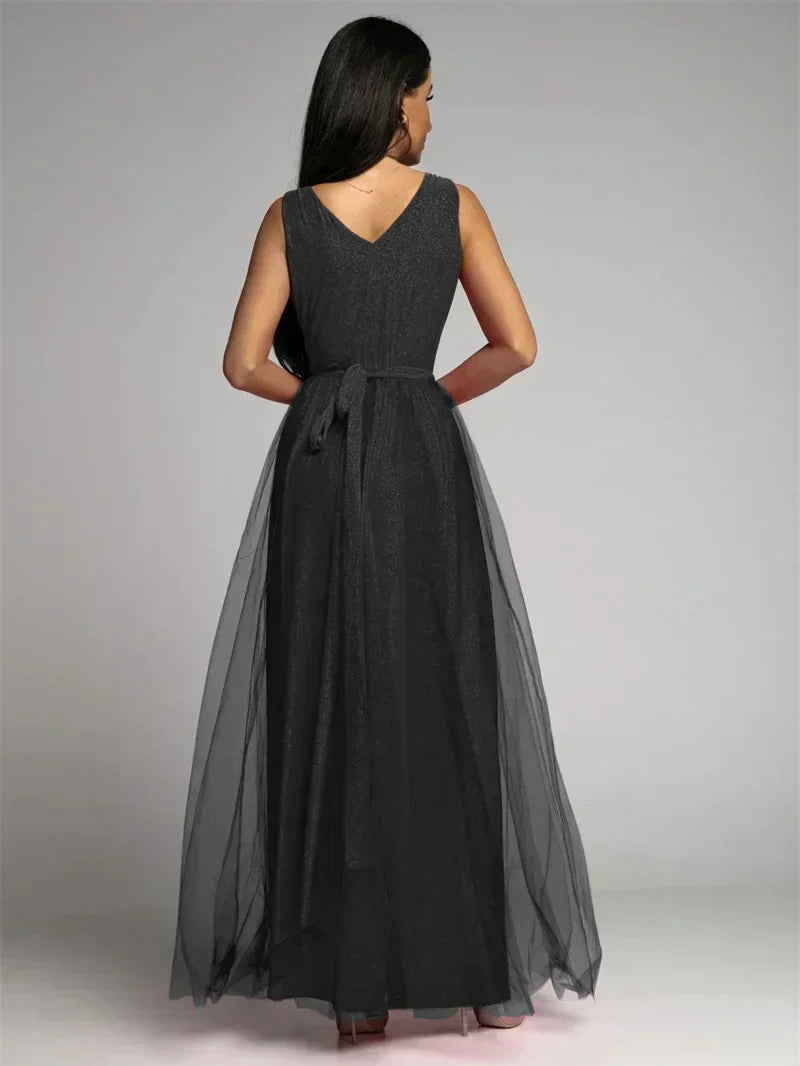 Prachtige V-hals dames feestjurk, mouwloos. Ideaal voor bruiloften en chique diners.