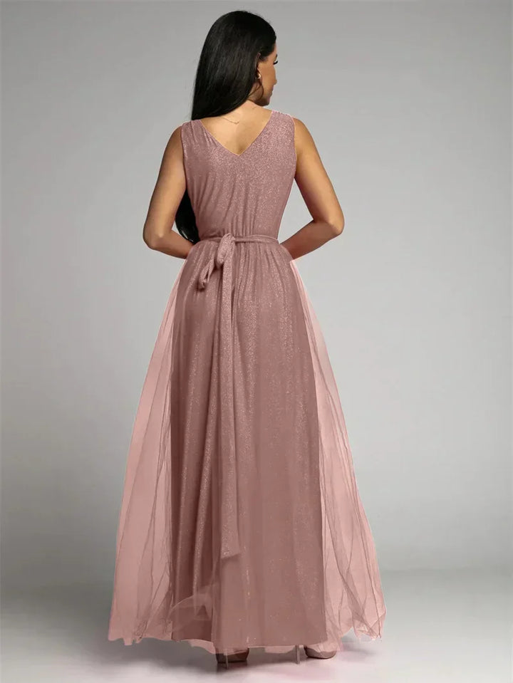 Moderne mouwloze V-hals damesjurk. Getailleerd model, perfect als trendy feestjurk.
