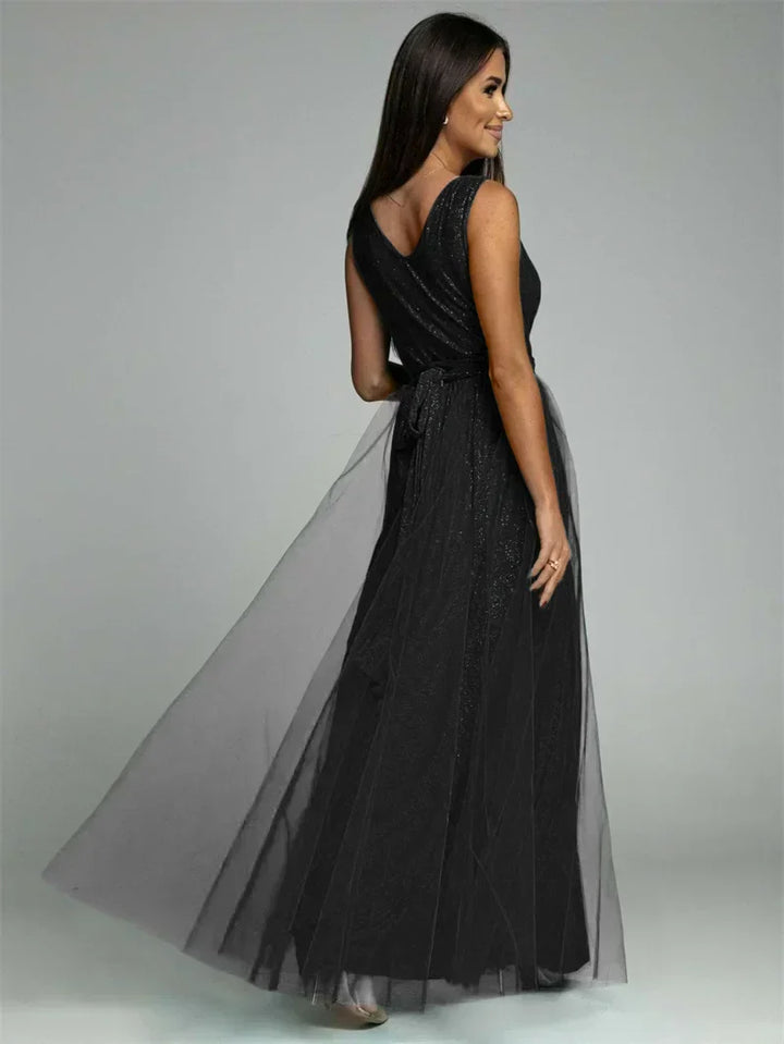 Elegante V-hals avondjurk voor dames, mouwloos en getailleerd. Perfecte chique uitstraling.
