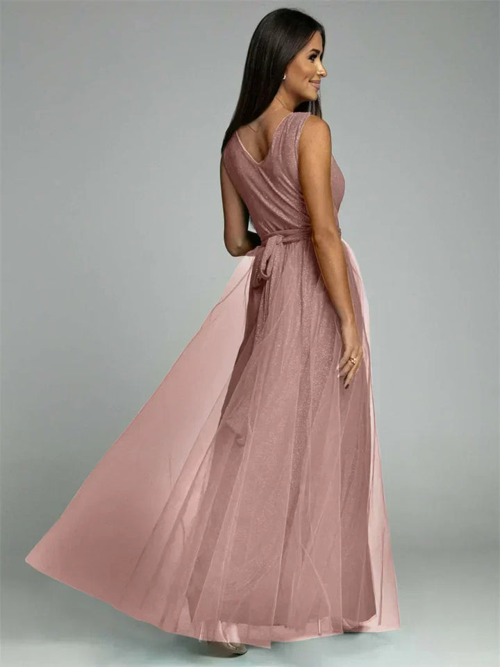 Elegante dames V-hals jurk in diverse kleuren. Mouwloos en getailleerd, perfecte feestjurk.