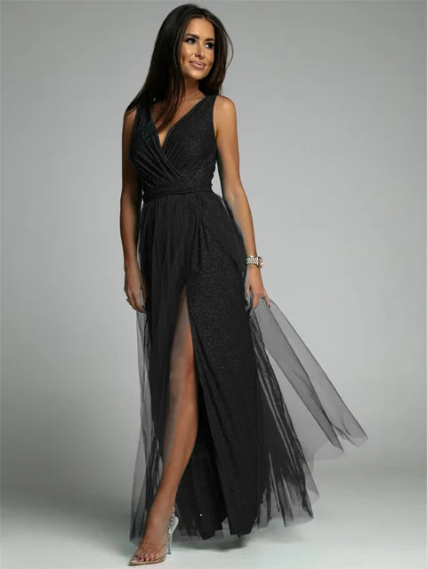 Zwarte elegante V-hals cocktailjurk voor dames. Mouwloos model, perfect voor avondkleding.