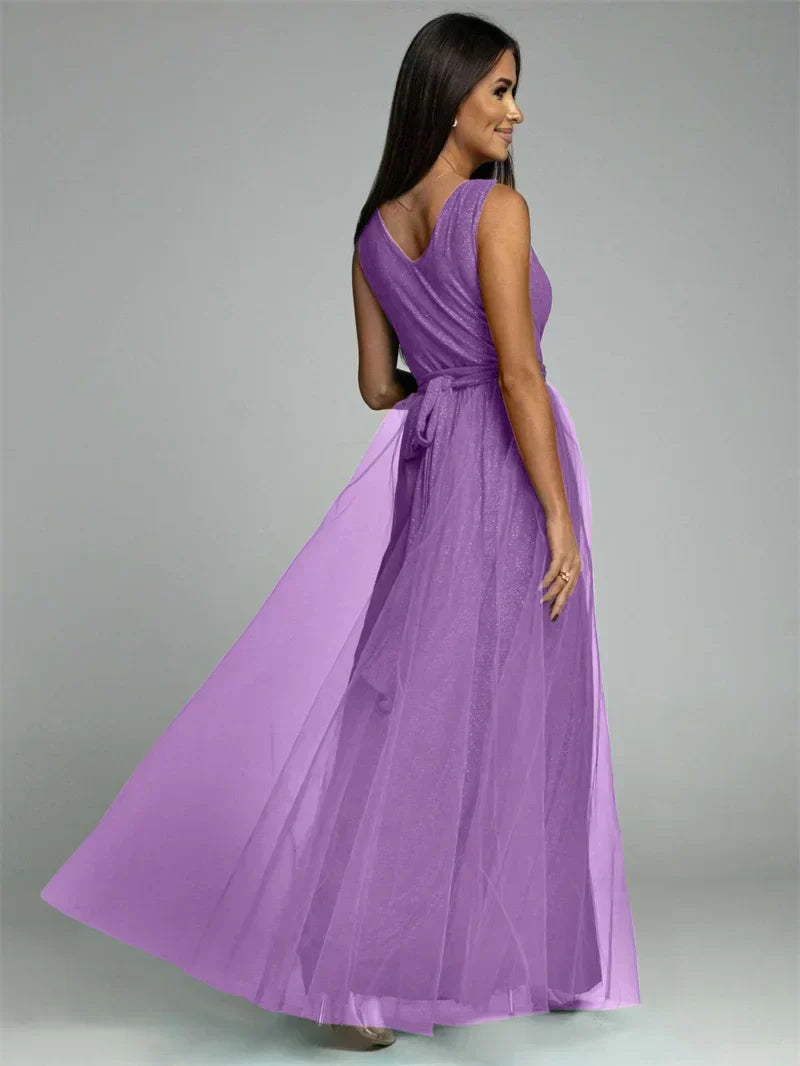 Lichtblauwe elegante V-hals zomerjurk voor dames. Perfect als mouwloze feestjurk.