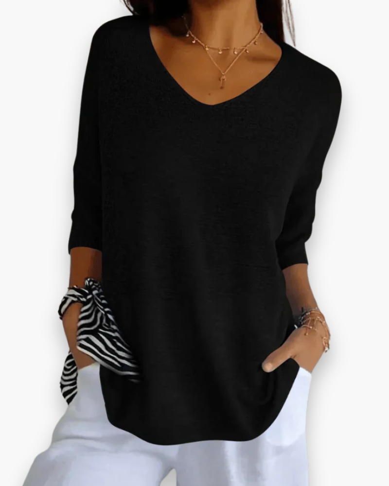 Detail van een comfortabele dames V-hals top. Modieuze elegante pasvorm, perfect voor zomerse dagen.