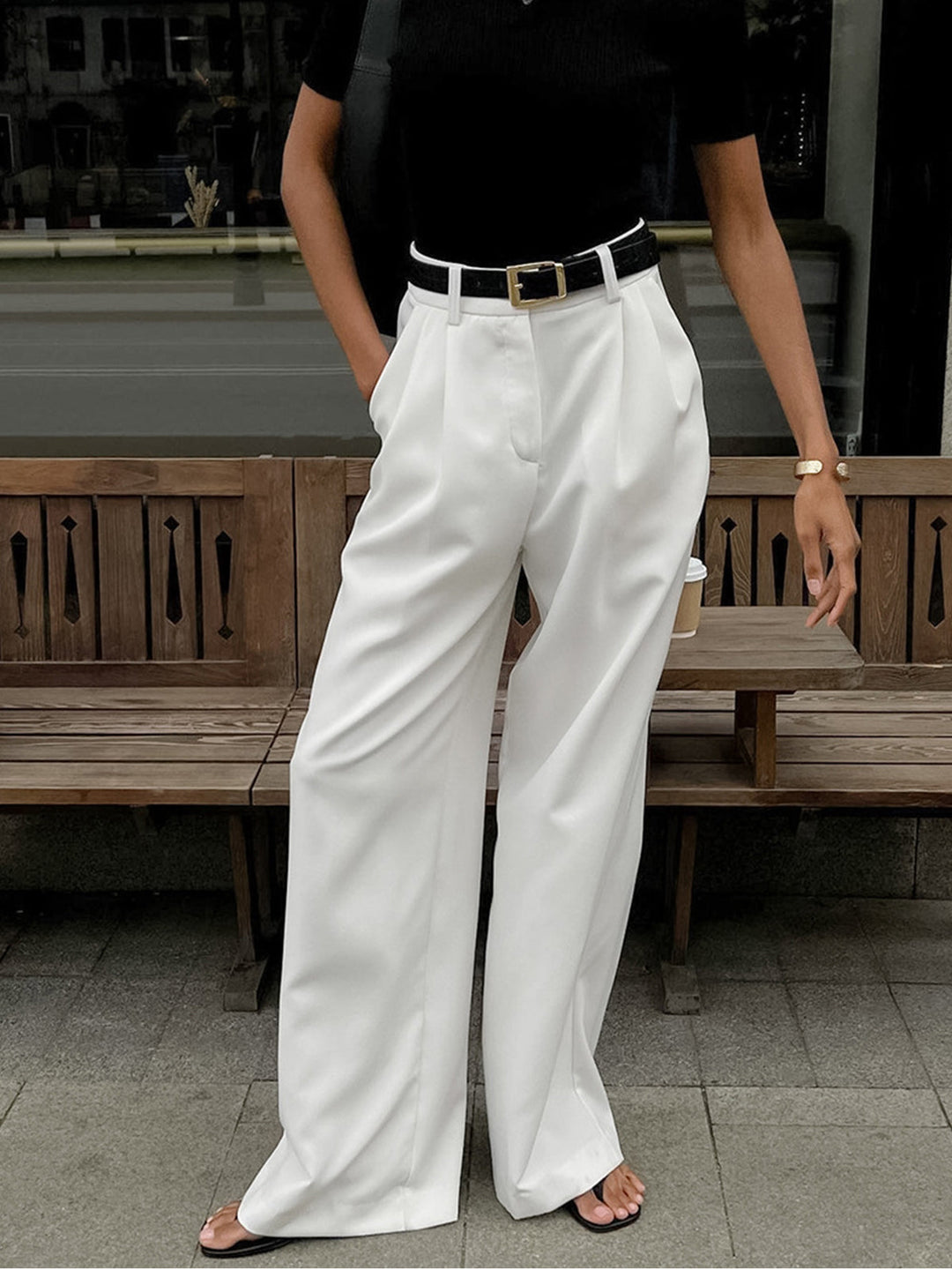 Model draagt de comfortabele wide leg damesbroek met hoge taille, gestyled voor een stijlvolle casual gelegenheid.