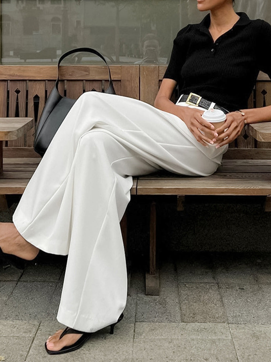 Zijaanzicht van de veelzijdige dames wide leg broek, accentueert de wijde pijpen en de flatterende hoge taille.