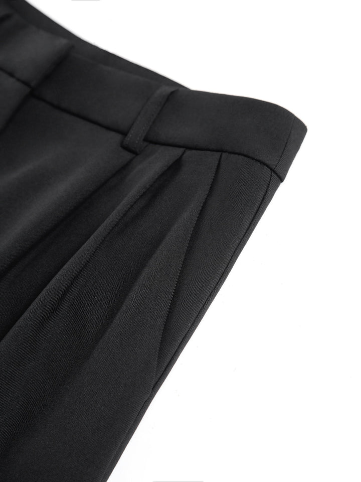 Nieuwe dames wide leg broek met hoge taille, netjes opgevouwen. Een tijdloze en veelzijdige toevoeging aan je garderobe.