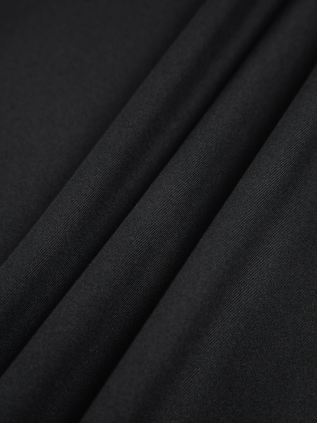 Model in beweging draagt de elegante wide leg damesbroek met hoge taille. Comfortabel voor een actieve levensstijl.