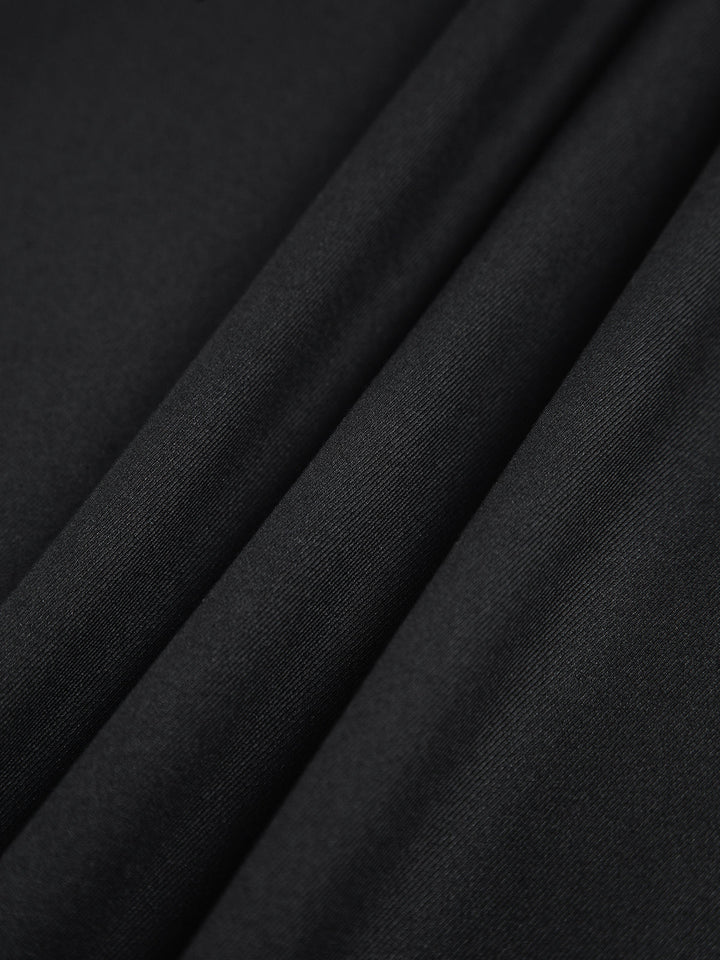 Model in beweging draagt de elegante wide leg damesbroek met hoge taille. Comfortabel voor een actieve levensstijl.