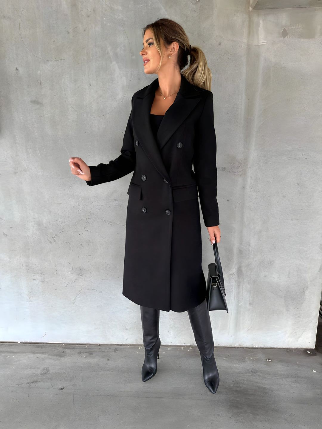 Luxueuze zwarte dames winterjas, met een elegante snit en warme voering. Tijdloze klasse.