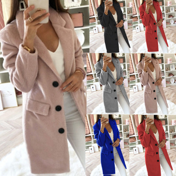 Detail van de kraag van een warme en elegante dames winterjas. Luxe bovenkleding met comfortabele pasvorm voor vrouwen.