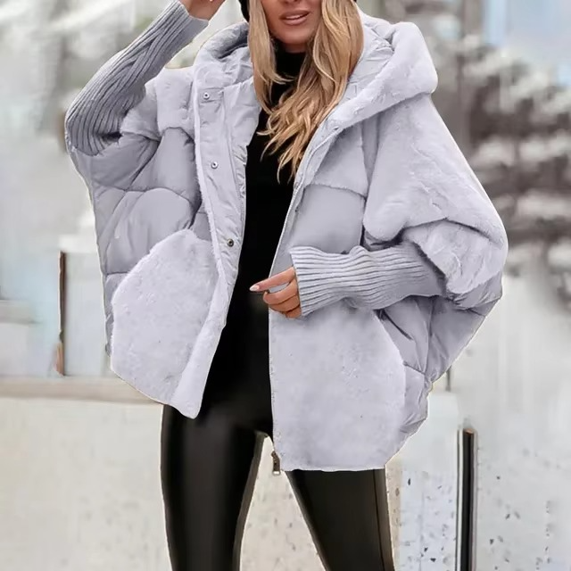 Korte dames winterjas, effen en elegant. Comfortabele bovenkleding voor modieuze warmte op koude dagen.