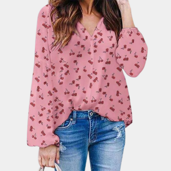 Elegante dames zomerblouse met speelse kersenprint op witte stof, ideaal voor een stijlvolle, comfortabele look.
