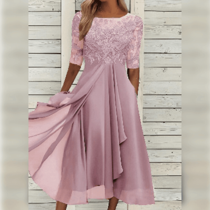 Comfortabele en stijlvolle dames zomerjurk met flatterende pasvorm. Elegante mode.