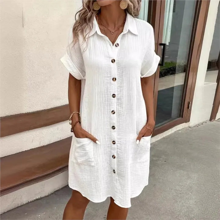 Elegante dames zomerjurk met kraagje, korte mouwen en handige zakken. Comfortabele casual mini-jurk.