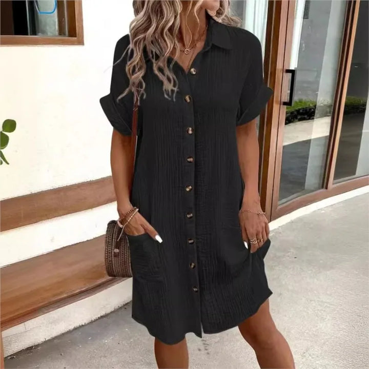 Comfortabele dames zomerjurk met kraagje en zakken, achteraanzicht. Perfecte casual jurk voor warme dagen.