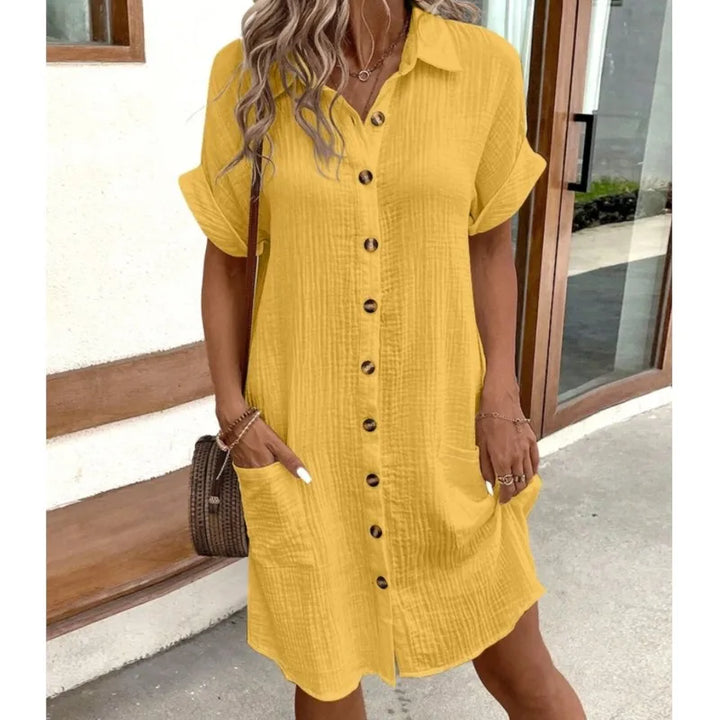 Dames zomerjurk met kraagje en zakken in een zomerse setting. Stijlvolle en comfortabele casual mini-jurk.