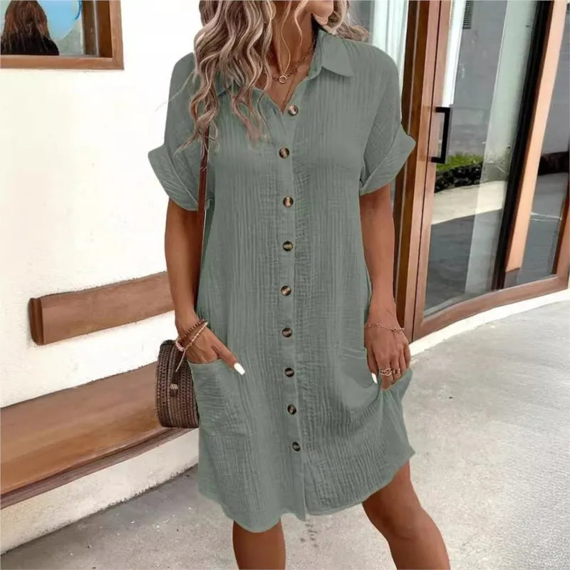 Nieuwe dames zomerjurk met elegant kraagje, korte mouwen en praktische zakken. Trendy en comfortabele mini-jurk.