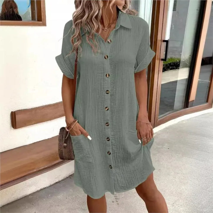Nieuwe dames zomerjurk met elegant kraagje, korte mouwen en praktische zakken. Trendy en comfortabele mini-jurk.