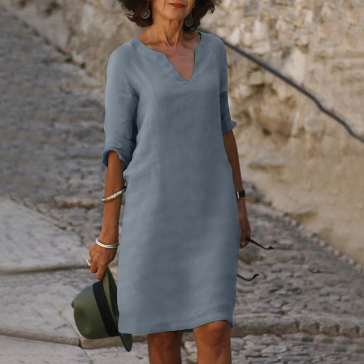 Trendy dames zomerjurk met V-hals en korte mouwen. Geschikt als casual en elegante kleding.