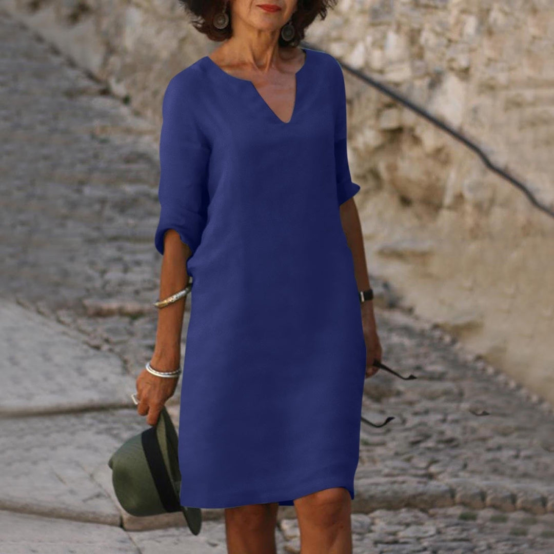 Stijlvolle midi-jurk voor dames met V-hals. Korte mouwen, perfect als elegante zomerjurk.