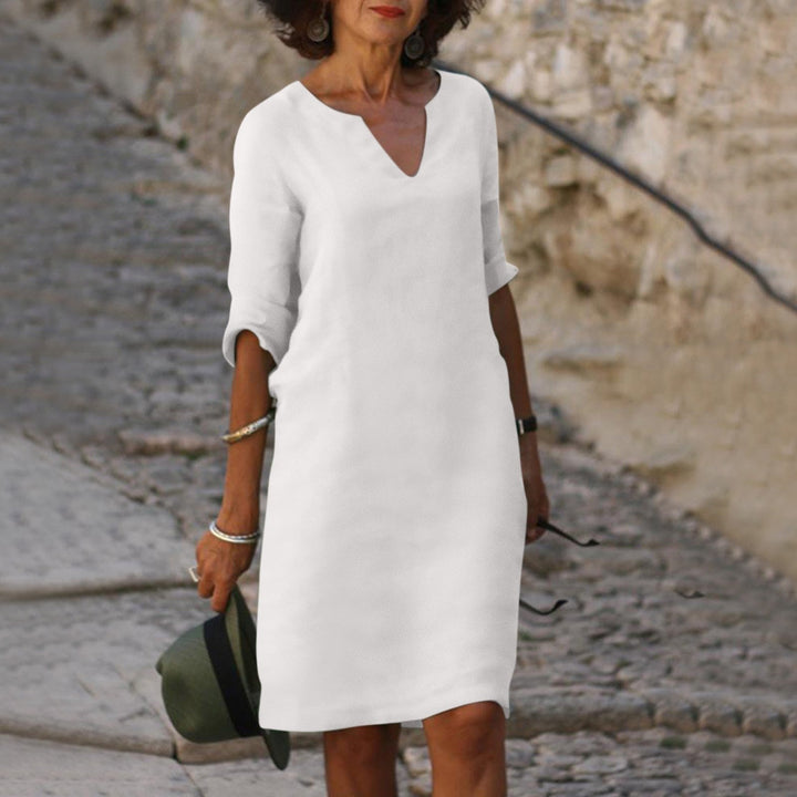 Dames zomerjurk, V-hals en korte mouwen. Comfortabele pasvorm, ideaal voor een relaxte zomer.