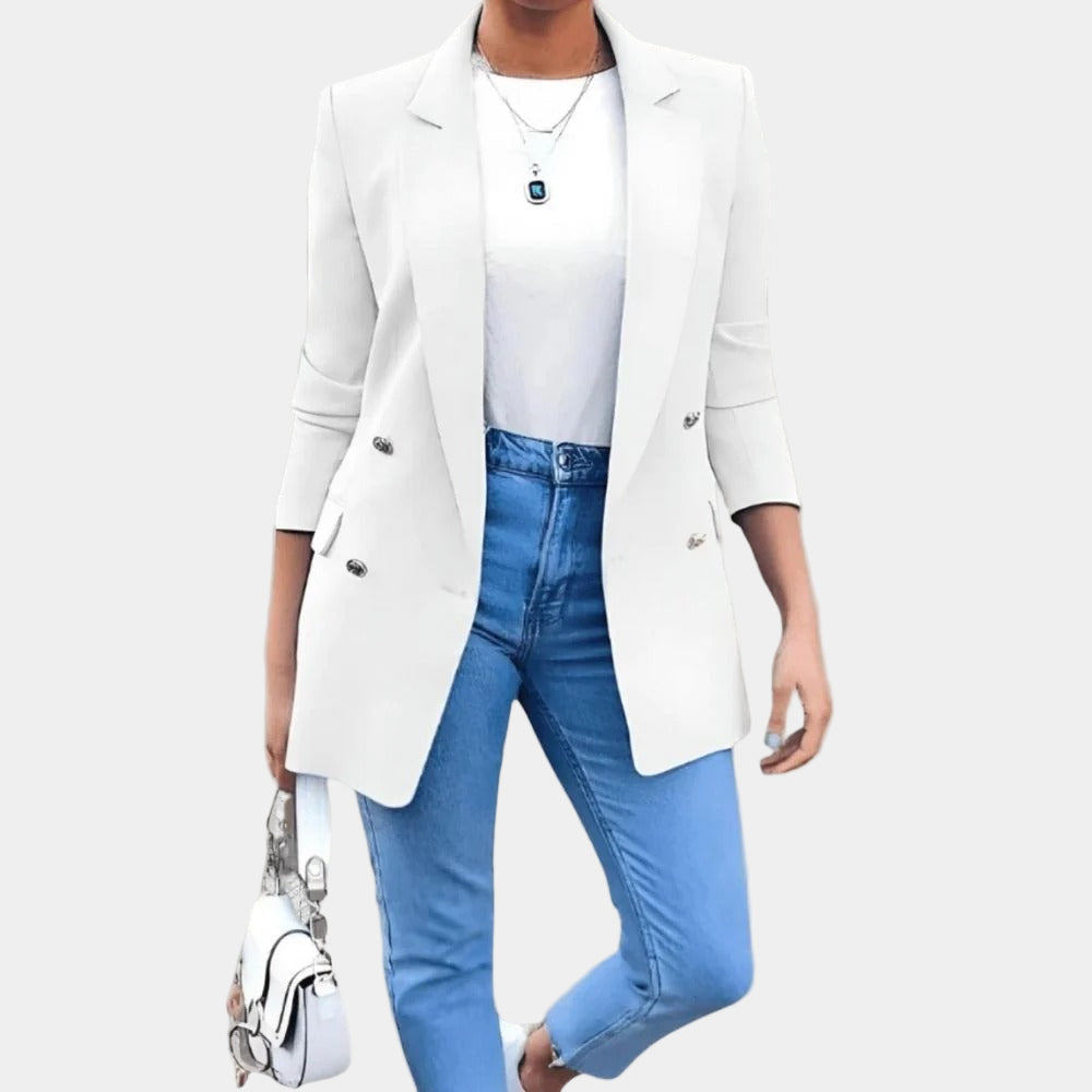 Klassieke getailleerde damesblazer met gouden knopen, perfect voor zakelijke of casual chic outfits.