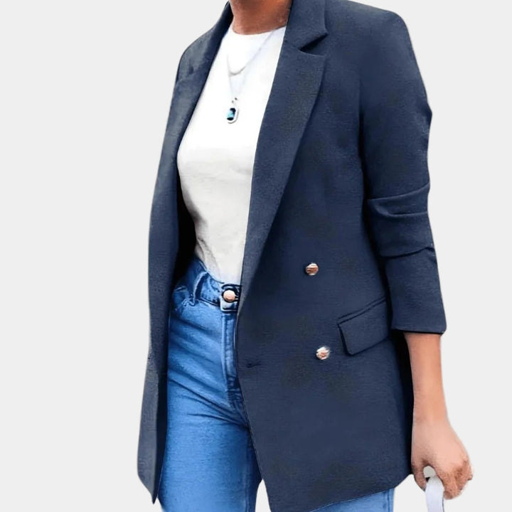 Veelzijdige damesblazer, getailleerd, met gouden knopen; ideaal voor een elegante en professionele stijl.