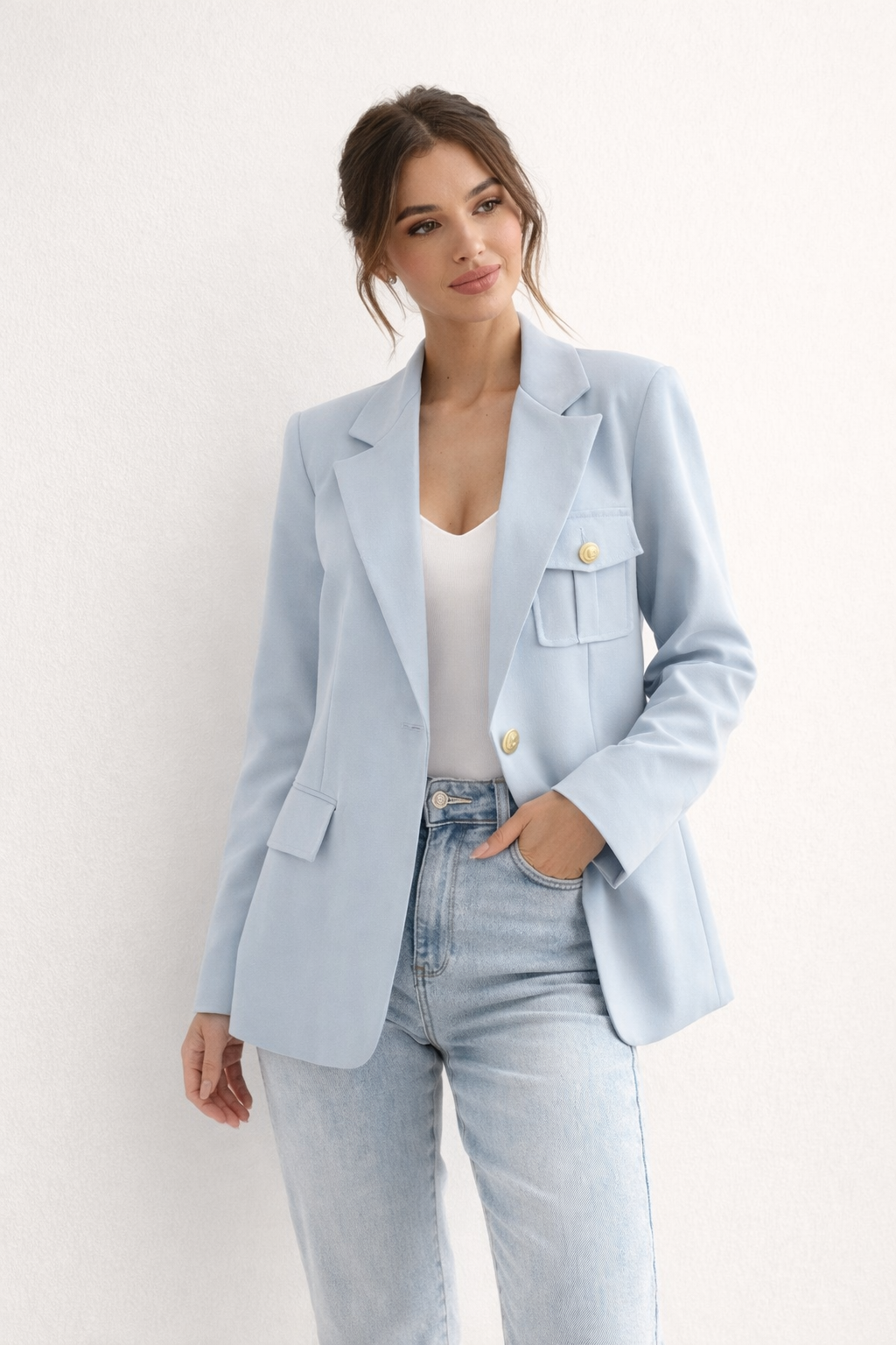 Elegante damesblazer met revers en rechte pasvorm, perfect voor zakelijk of casual gebruik.