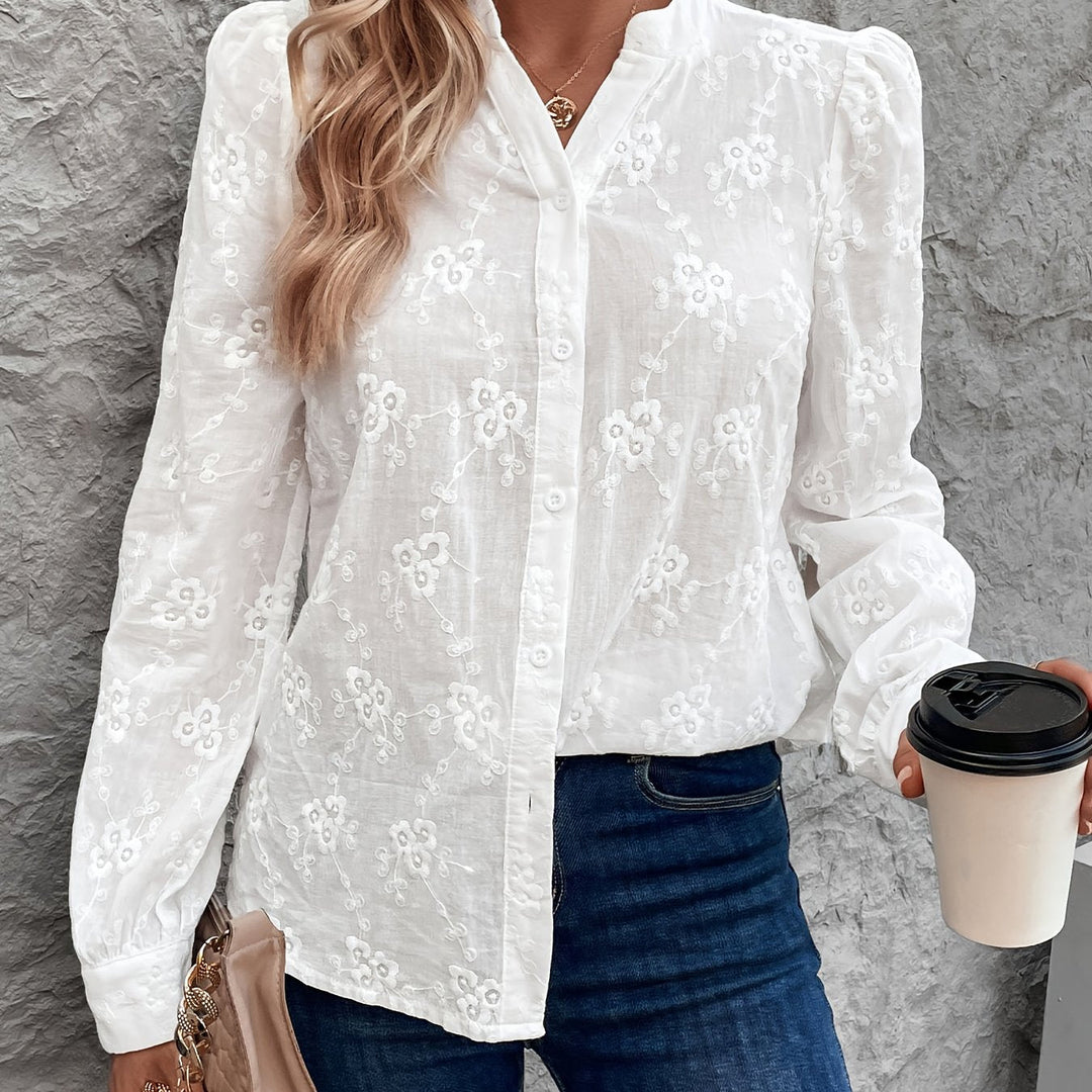 Elegante damesblouse met fijne kantdetails en lange mouwen, perfect voor stijlvolle zakelijke of casual chic outfits.