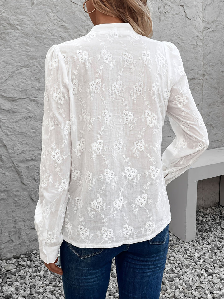 Dames elegante blouse met kantdetail en lange mouwen, een tijdloze keuze voor zowel zakelijk als casual gebruik.