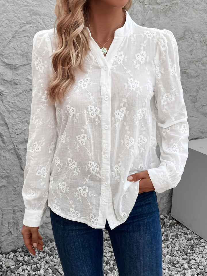 Stijlvolle damesblouse met lange mouwen en delicate kantaccenten, ideaal voor lente, zomer en herfst kleding.