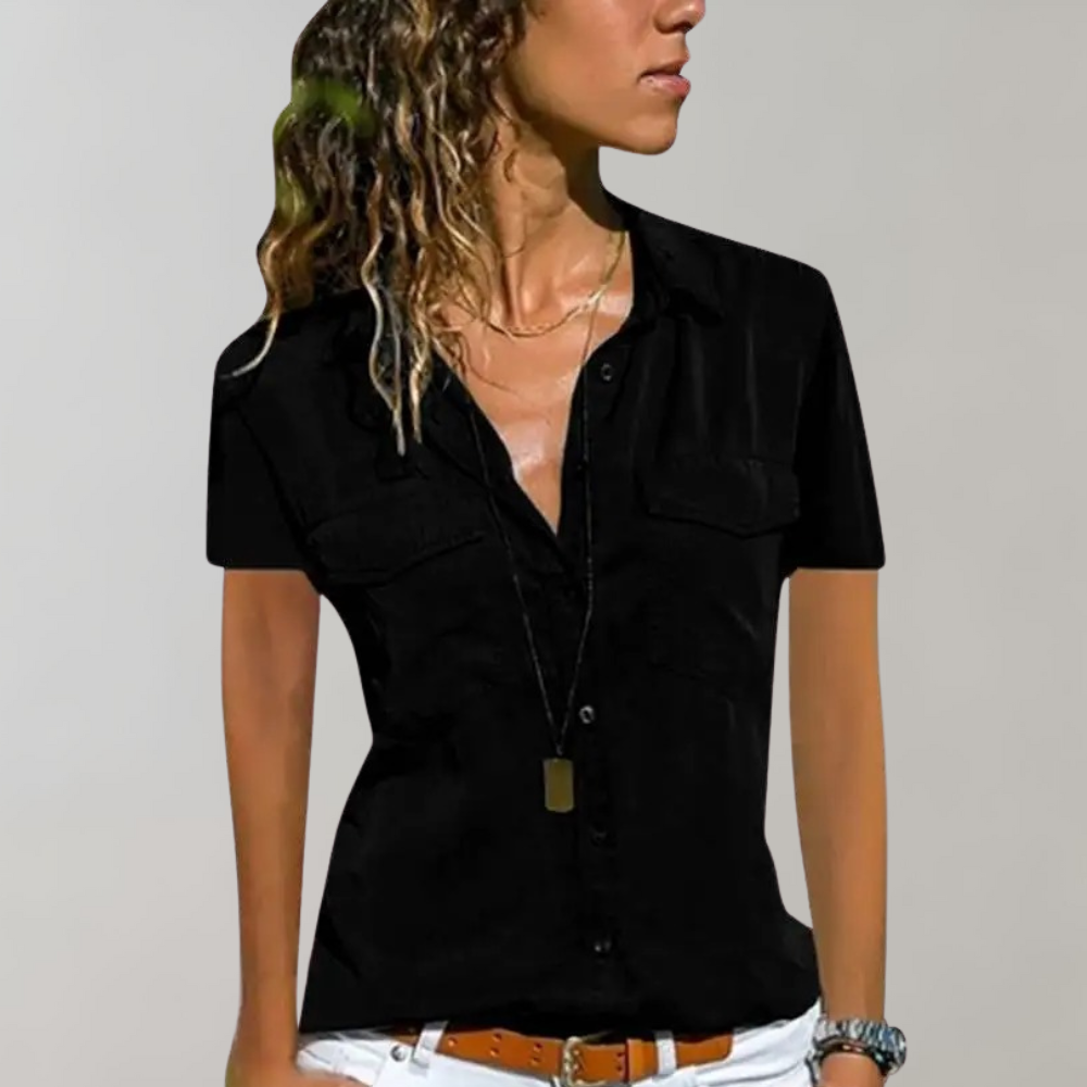 Vrouwelijke zomerblouse met korte mouwen, geschikt voor diverse stijlen. Comfortabele en elegante top voor warm weer.