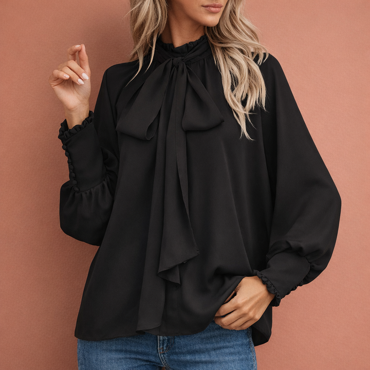 Elegante damesblouse met strik en losse pasvorm, perfect voor kantooroutfits of een casual chic lentelook.