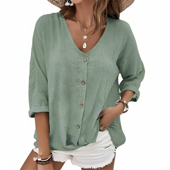 Elegante damesblouse met V-hals en 3/4 mouw, knoopsluiting. Comfortabele relaxed fit voor zomer en lente.