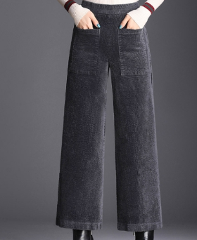 Luxe damesbroek met wijde pijpen, een modieuze keuze die comfort combineert met een elegante uitstraling.