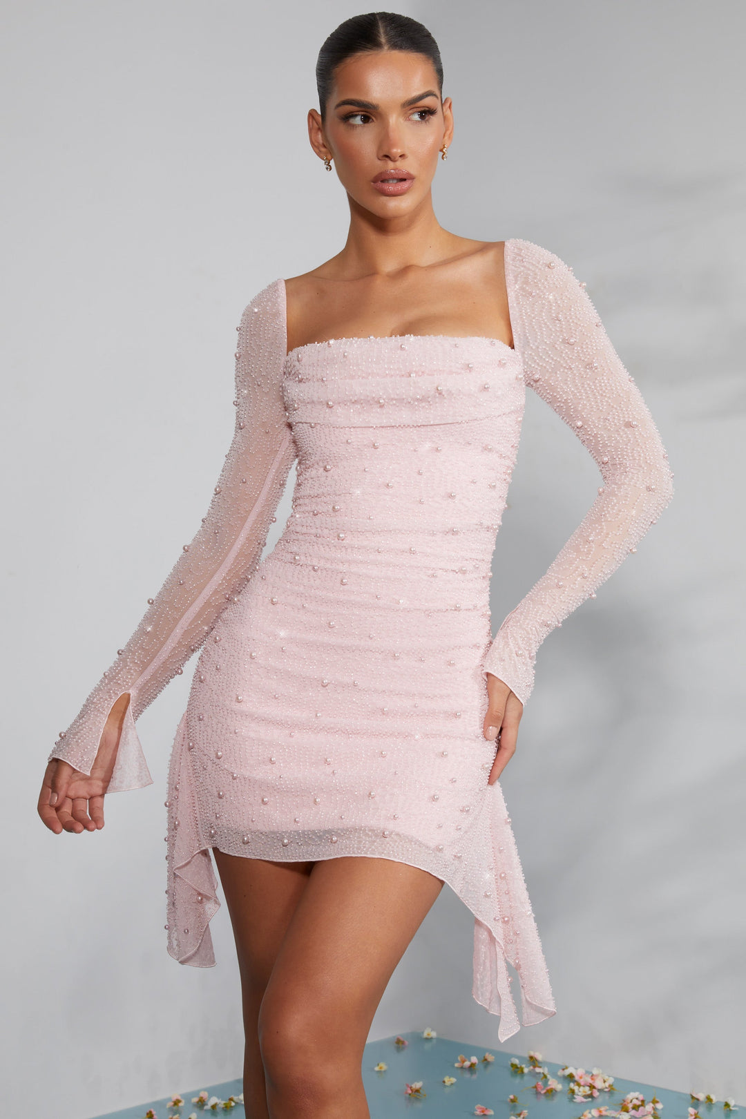 Modieuze elegante damesjurk, met sierlijke lange mouwen en schitterende kralen. Voor een luxe uitstraling.