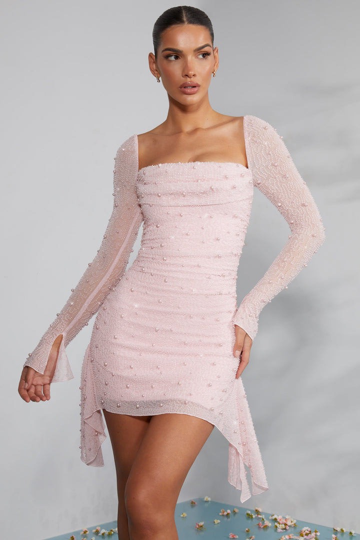 Modieuze elegante damesjurk, met sierlijke lange mouwen en schitterende kralen. Voor een luxe uitstraling.