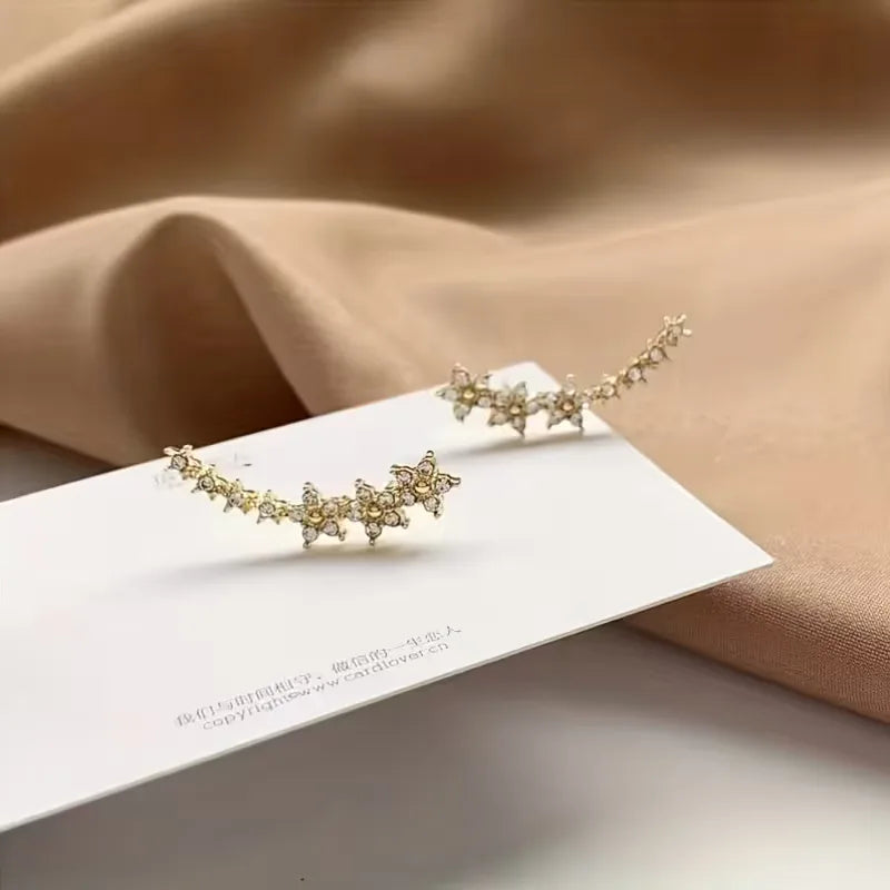 Prachtige close-up van een elegante damesoorbel met gedetailleerde bloem en sprankelende zirkonia steentjes.
