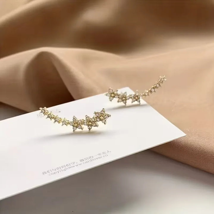 Prachtige close-up van een elegante damesoorbel met gedetailleerde bloem en sprankelende zirkonia steentjes.