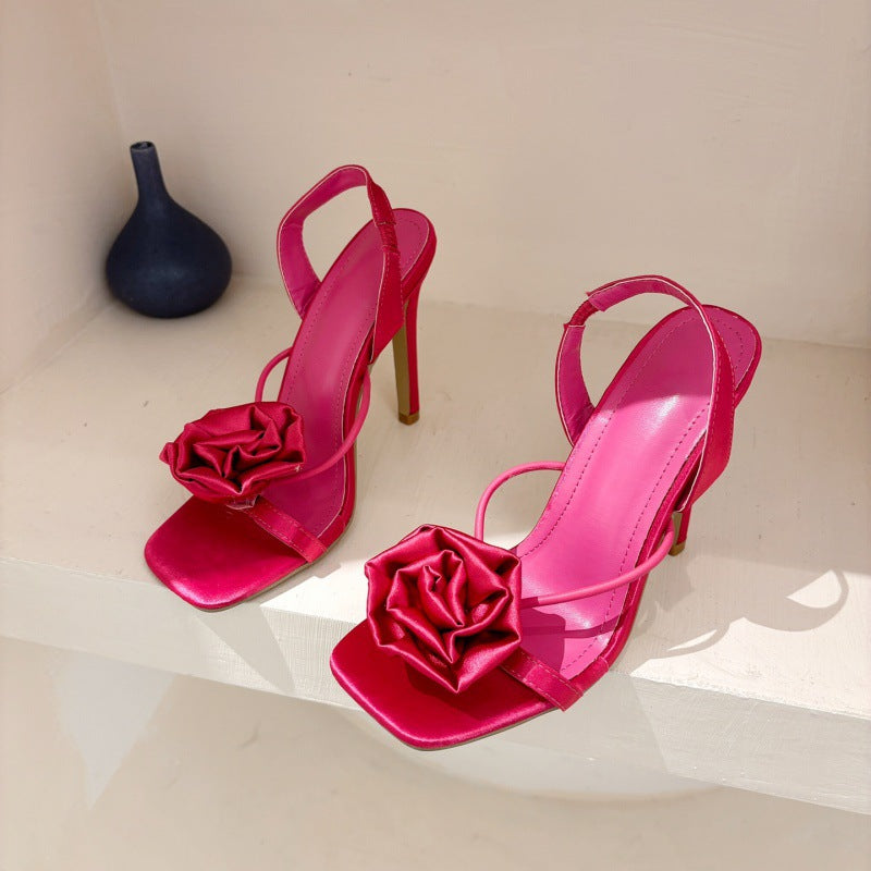 Exclusieve damessandalen met artistieke bloemenhak, een eyecatcher voor elegante zomer- en feestoutfits.