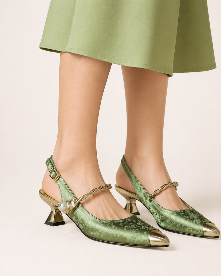 Detail: elegante damesschoenen met verstelbaar wreefbandje en comfortabele lage hak. Chic en modieus.