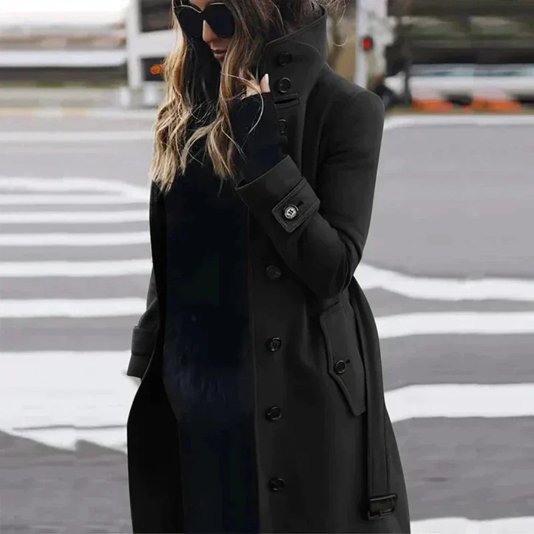 "Elegante damestrenchcoat met hoge kraag, ceintuur en dubbele knoopsluiting, zijaanzicht voor een modieuze uitstraling."
