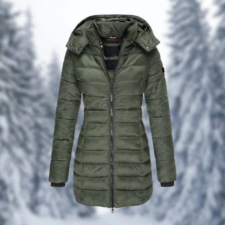 Model draagt een chique halflange dames waterdichte winterjas, perfect voor modebewuste vrouwen