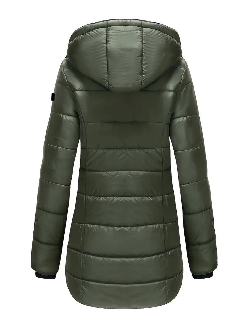 Close-up van de ritssluiting en knopen op de halflange waterdichte winterjas voor dames
