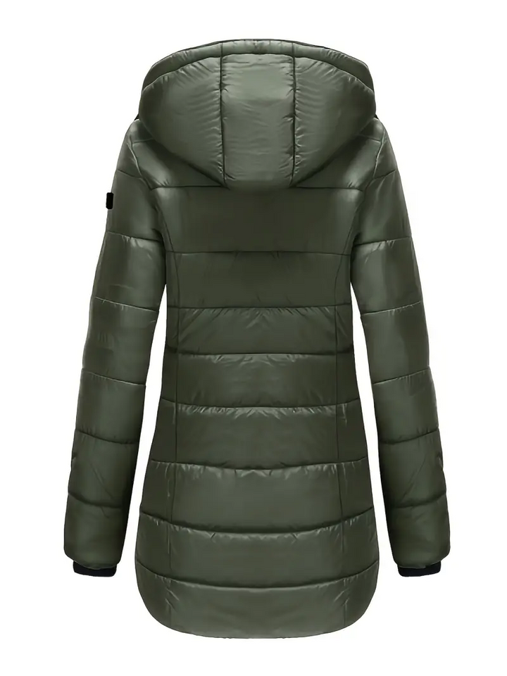Close-up van de ritssluiting en knopen op de halflange waterdichte winterjas voor dames