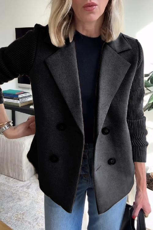 Stijlvolle dames blazer met double breasted sluiting en reverskraag, toont elegantie en voorjaarscomfort.